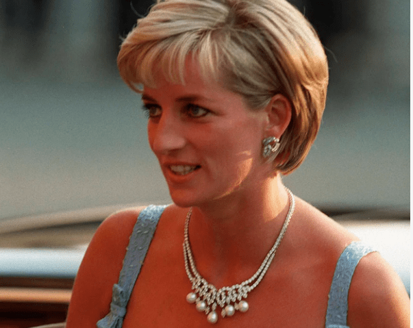 戴安娜王妃生前佩戴珠宝"天鹅湖套装"被拍卖!_diana_the_set