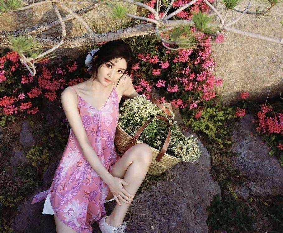 赵丽颖七夕发福利,坐大石墩上拍照,脚丫子都很有戏_颖宝_不知道_造型