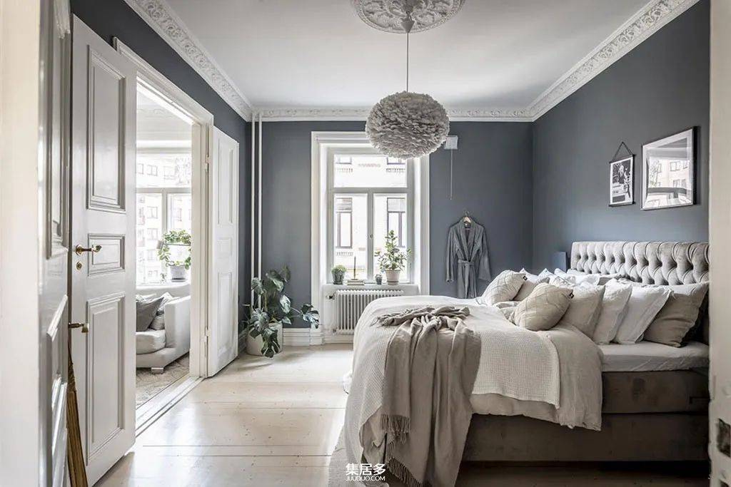 从哥德堡通风单色公寓学习打造深蓝色卧室的技巧(92平方米)