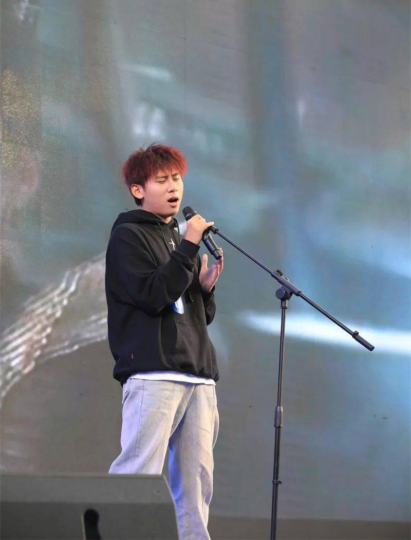 来自电子工程学院/智能制造学院的张思航冠军属于新华人的"狂歌竞