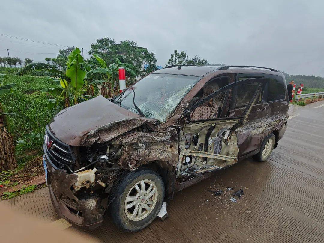 惊险!雨天路滑柳城县两车相撞,一人被困