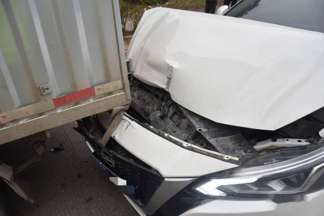 德保县g212线足坡村隘屯路口三车连环追尾_距离_车辆_前车