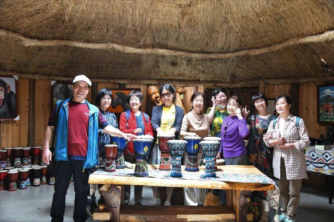 领略异国风情"河村非洲文化园"开展春游活动退休老同志前往长沙市开福