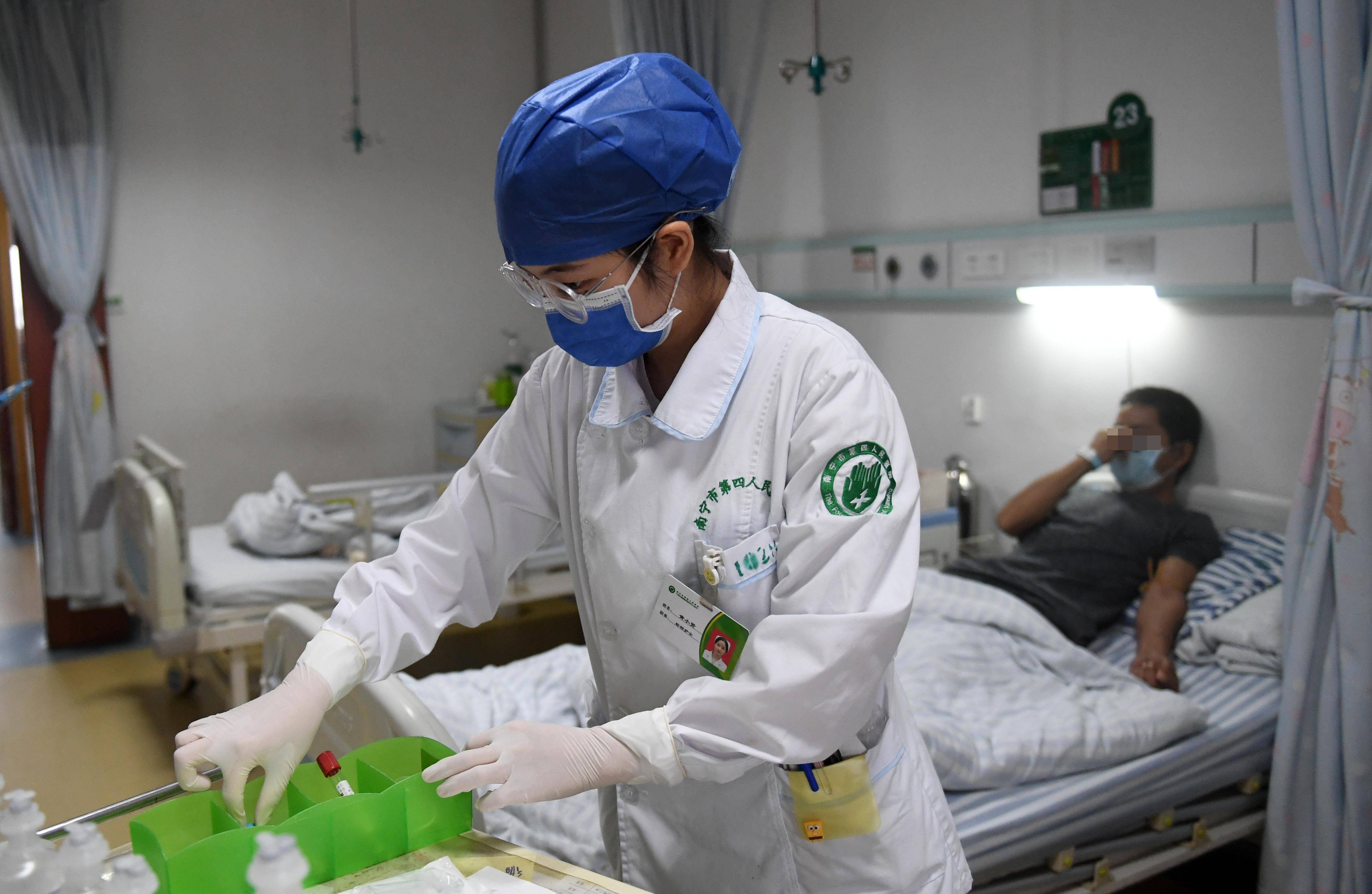 (新华全媒 )艾滋病房里的"00后"护士_黄小贤_第四人民医院_病人