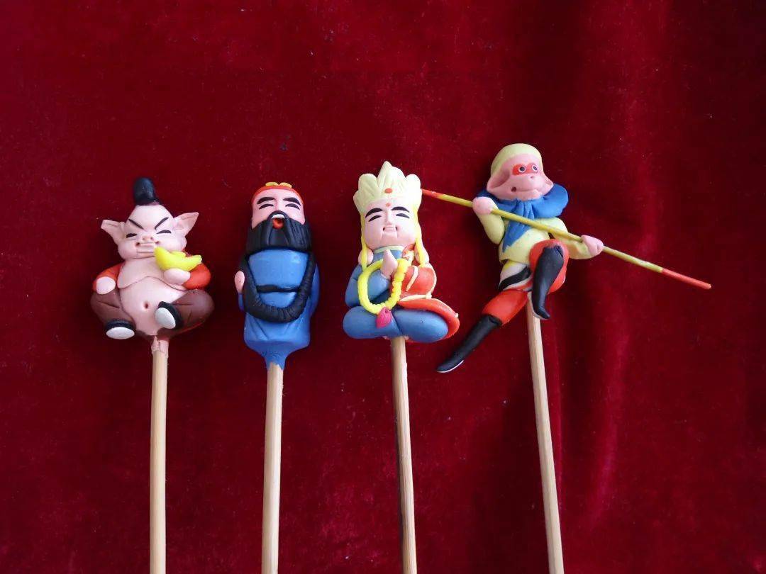 糖艺既是吹糖人,浇糖画,面塑及捏面人,也叫江米人.