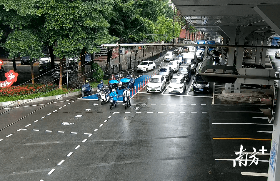 广州这个路口增设全市首个“非迅速车过渡区”，熏染为甚么？