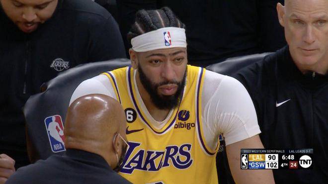 浓眉哥伤势更新:伤后需要借助轮椅返回更衣室 勇士队医也被安排待命