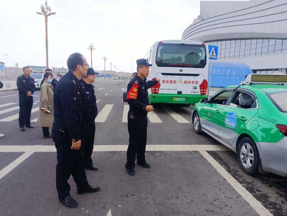 【关注】白银区对高铁南站出租车"喊客拉客"乱象集中整治_交通执法