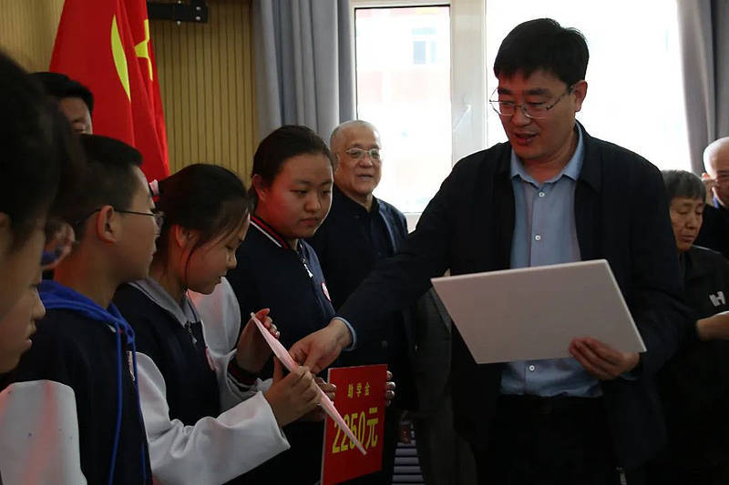 人士石月波向延川县慈善协会捐赠延远中学校长刘涛主持仪式县委常委