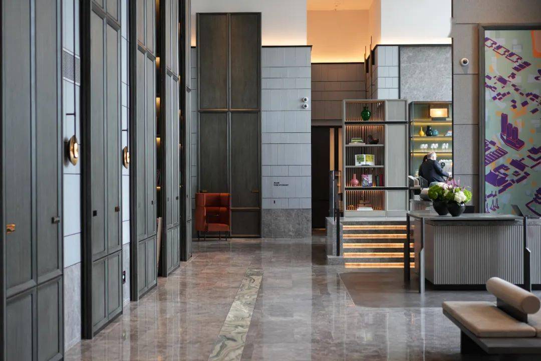 作——东京柏悦的空中大堂中运用,此番在南京河西安达仕中的致敬笔触