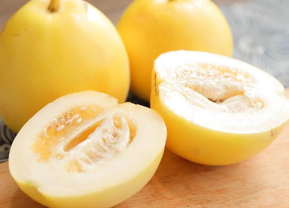 小蜜蜂甜瓜,生得小巧圆润,果皮乳白色,成熟时带乳黄色,靠近就有一股