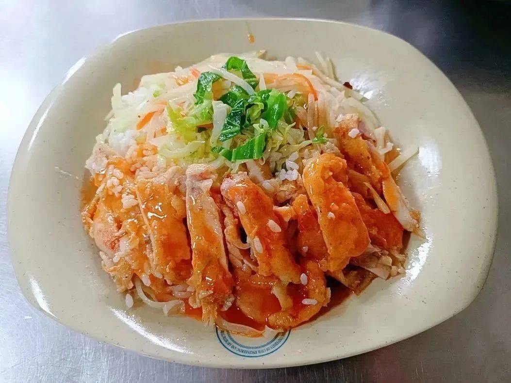 奥尔良烤肉拌饭牛肉拉面牛肉汤#和园创空间菜肴甜美组合每个点心造型