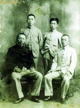 1931年鲁迅全家与冯雪峰全家合影鲁迅五十三岁生辰全家合影旧事照片