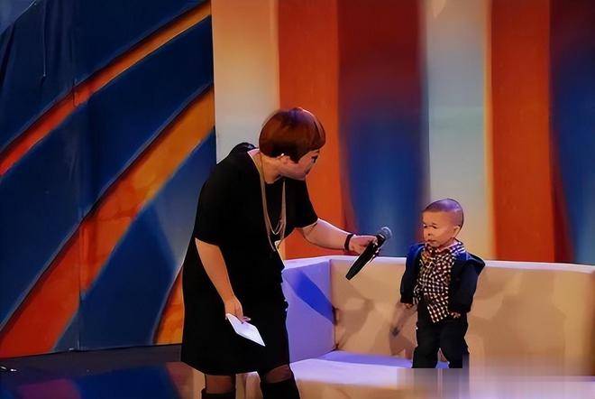 袖珍人吴康-33岁身高72厘米,手掌不足1个瓶盖大,靠拼图成功逆袭_小孩