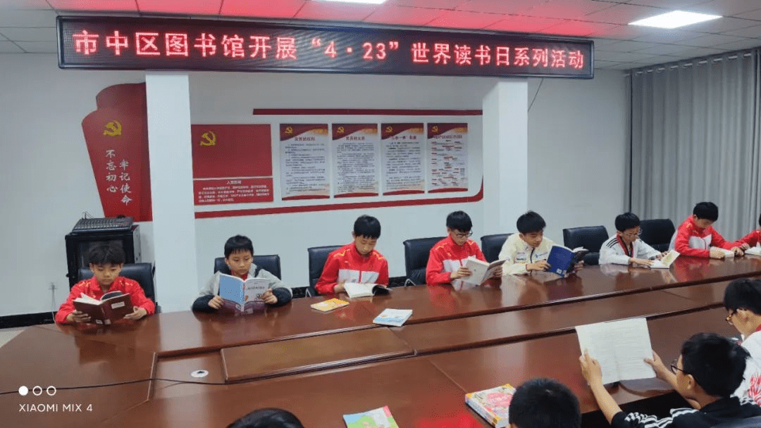 11,4月22日上午,市中区图书馆开展4.23世界读书日宣传活动.