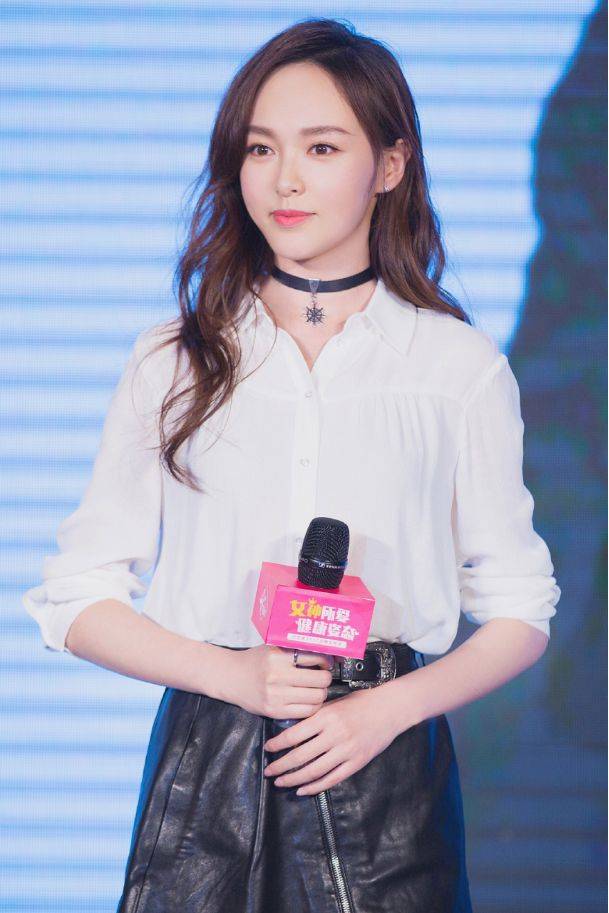 唐嫣长相甜美气质更甜,穿轻薄衬衫配皮裙,拉链斜着拉好显个性_时尚_的