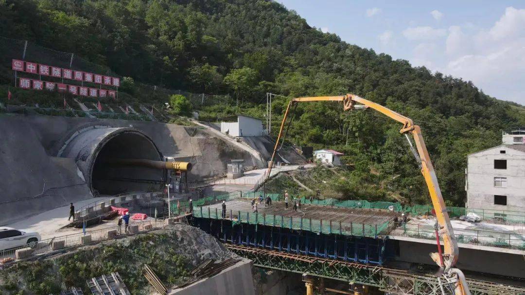 西十高鐵湖北段首座橋樑合龍_施工_五里河_大橋