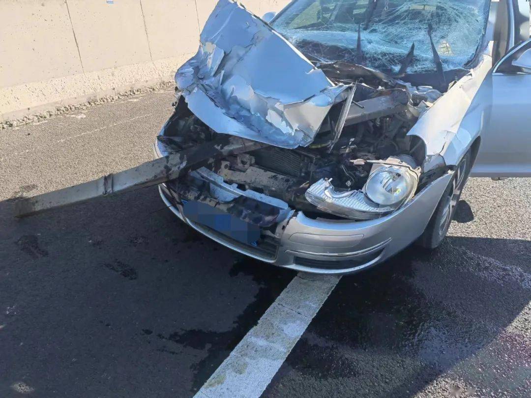 曲靖这起离奇车祸,竟是喷嚏惹的祸._货车_视频_驾驶员