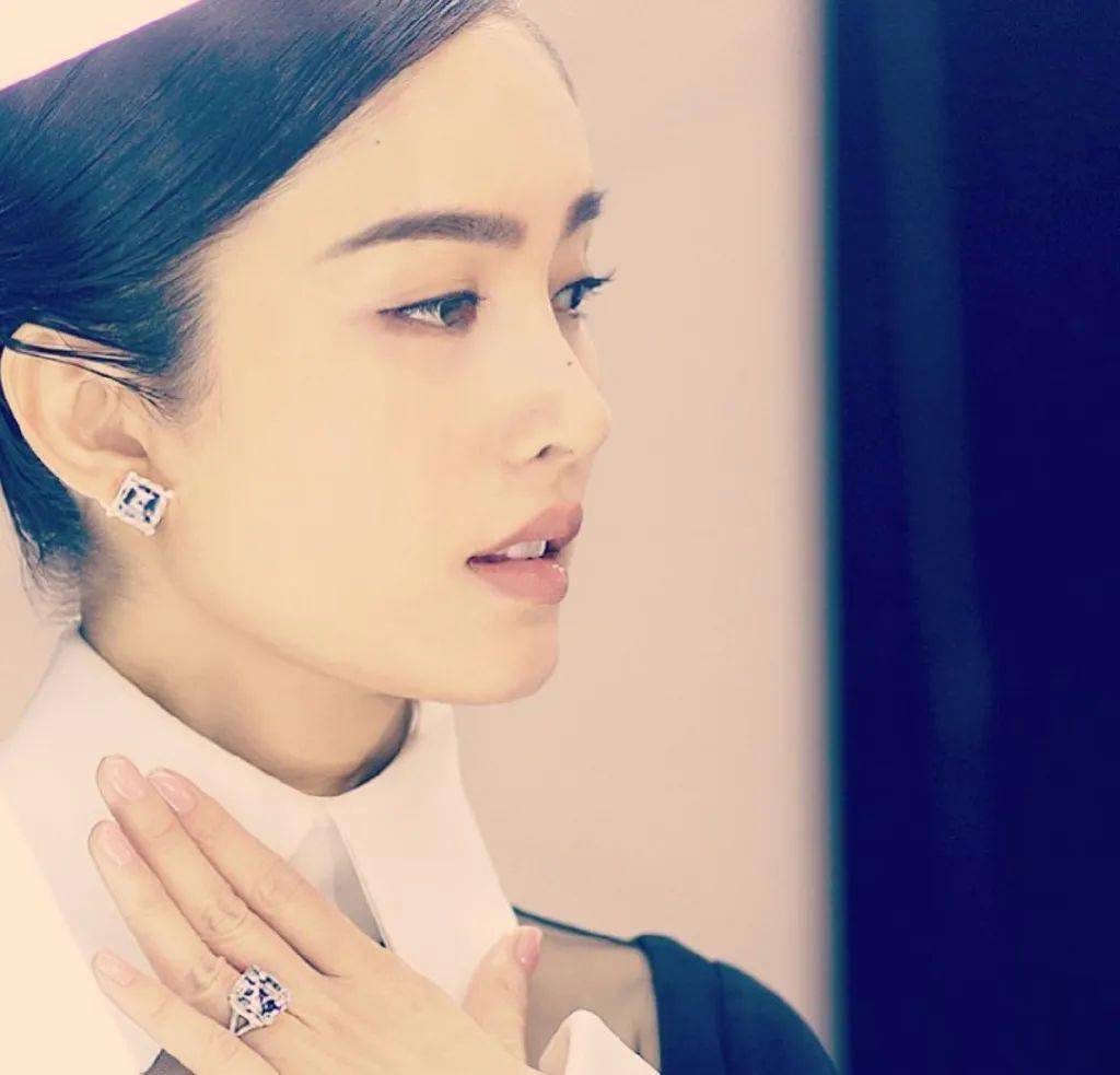 后来,宝儿发现哪怕是邻居夸自己长得漂亮,父亲也会面带怒色——他不能