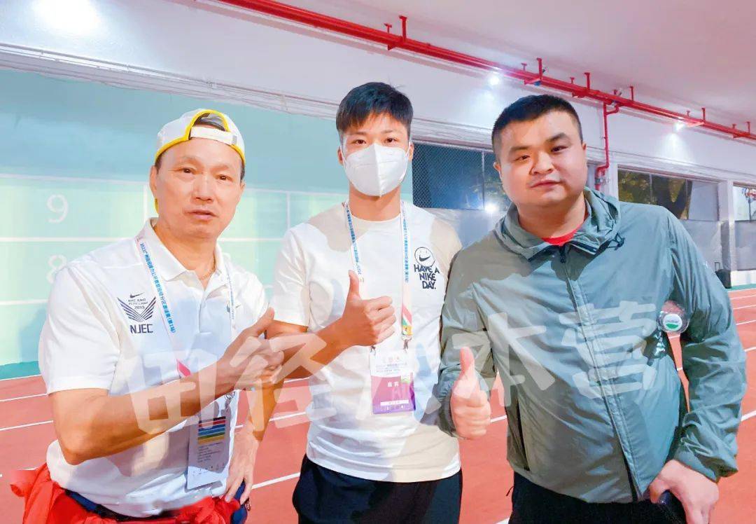 "添哥一抱我,忍不住了……"_梁劲生_骆文熠_苏炳添