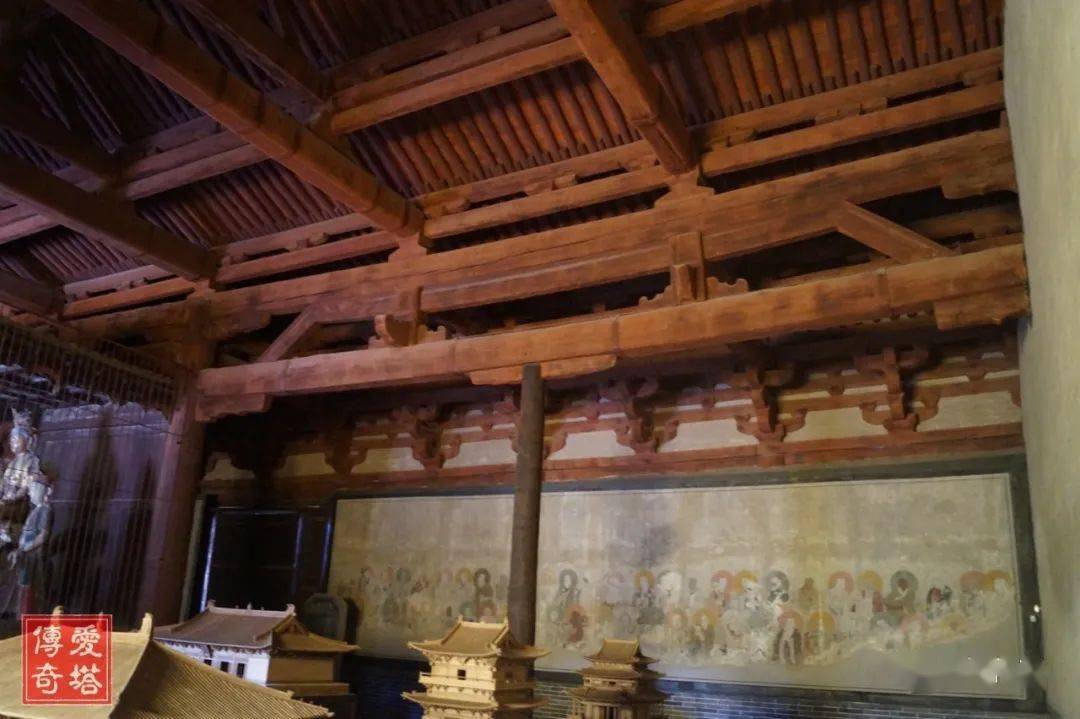 托梁的接点,前后槽各自只用了两根内柱,共减掉了八根柱子大殿面阔七间