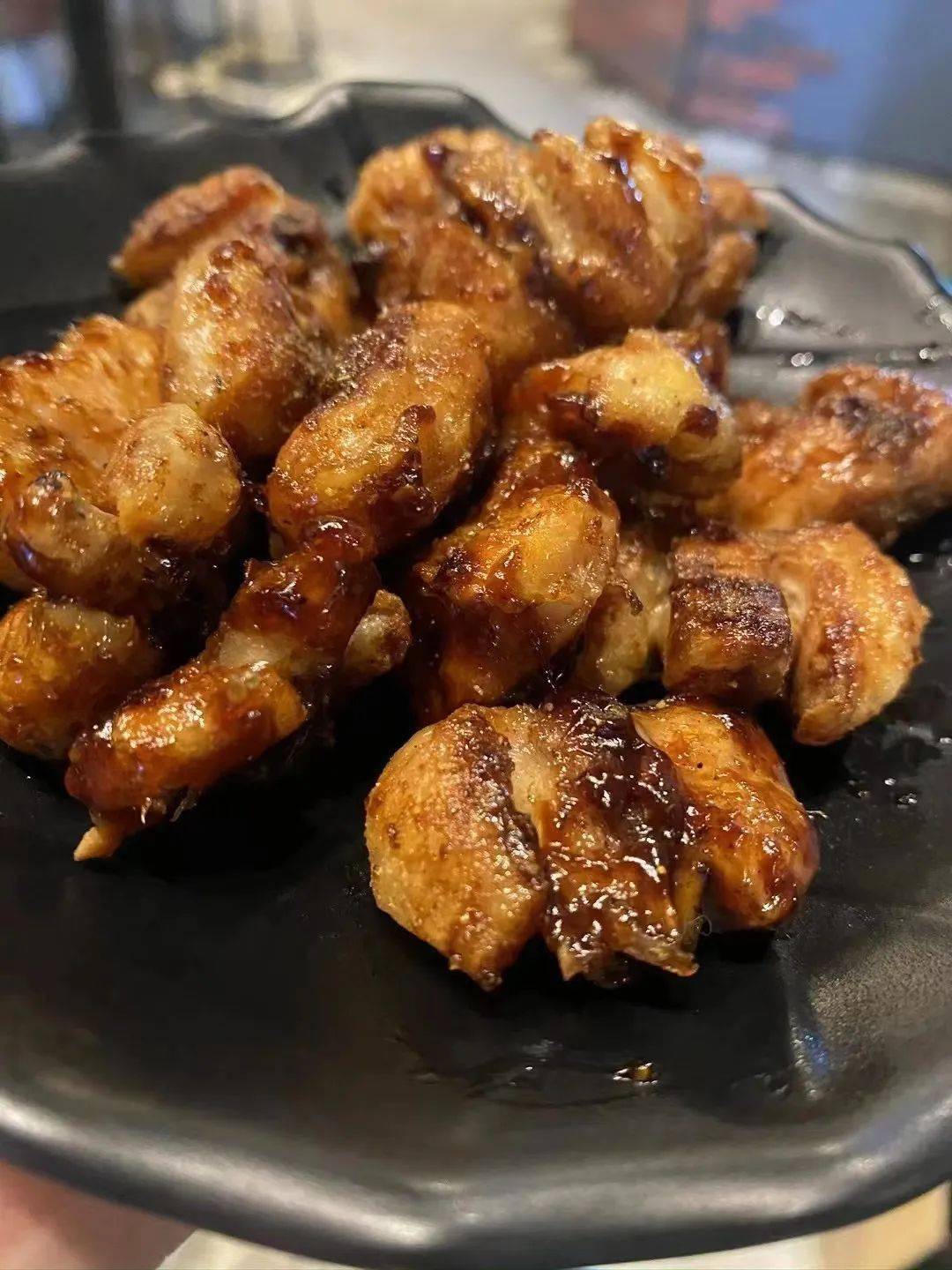 烤"凤尾",烤猪宝盖……猪小肚,蒜香豆腐皮龙州粉利,香叶牛肉,随着炭火