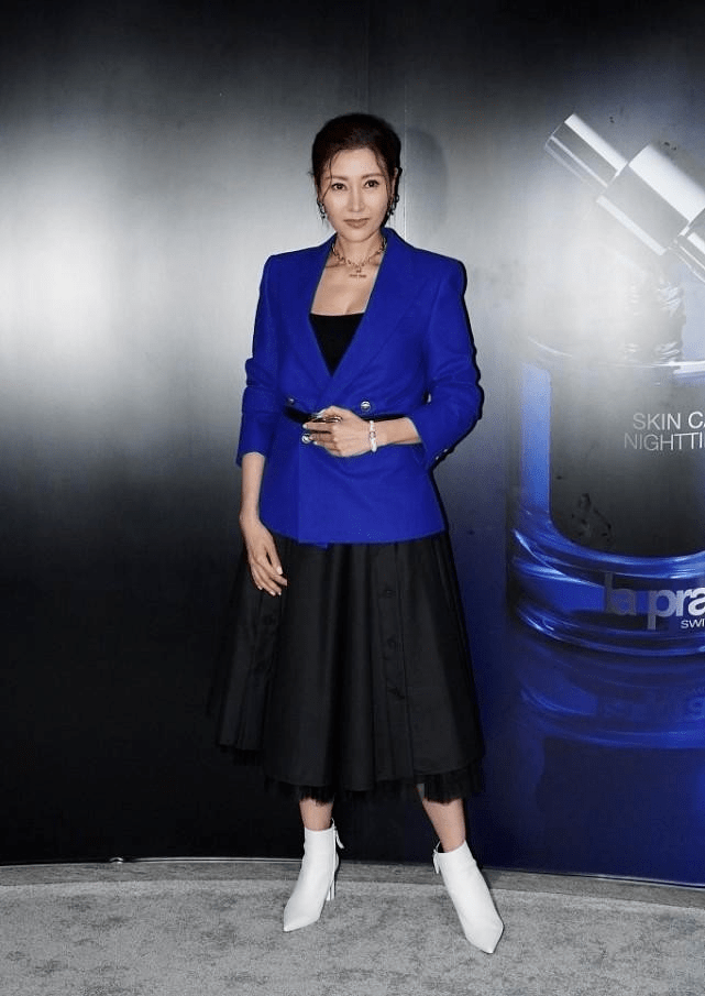 照片中可以看到李嘉欣穿的这件蓝色西装还是非常好看的,衣服颜色也超