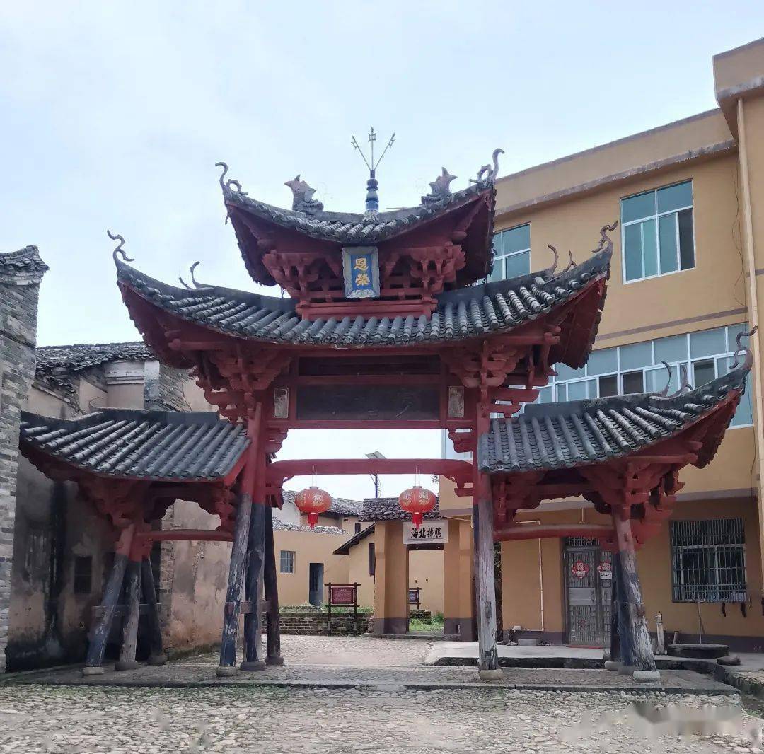 并详细为我们讲解了谢屋古村的历史情景:谢屋村位于岭背镇的东北部