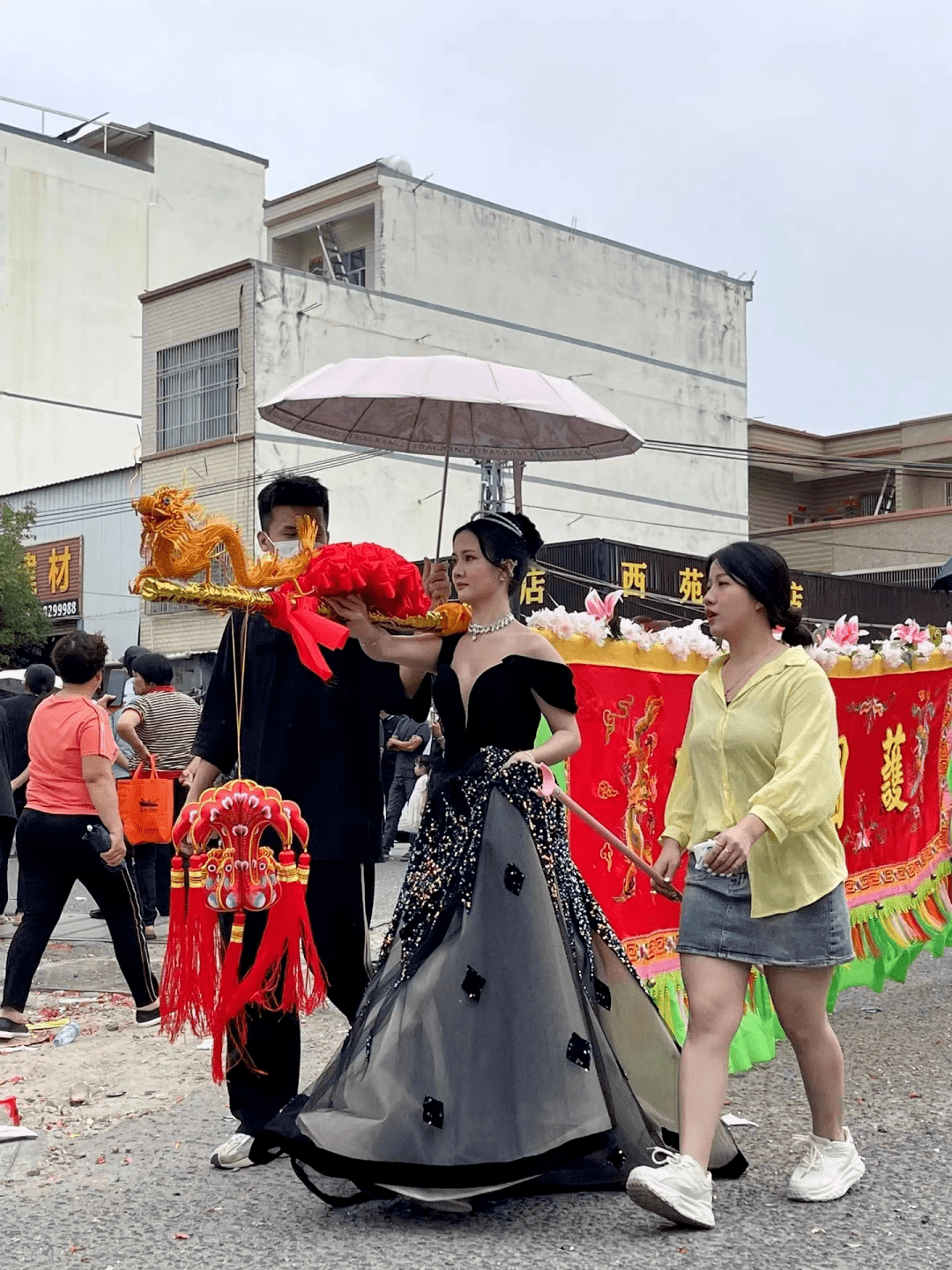 贵屿被这群扛大旗的靓女刷屏了