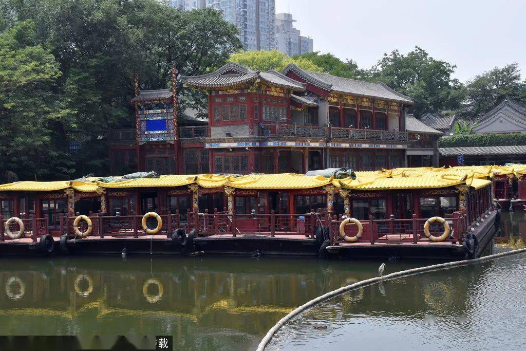 5米的水位落差,河道中设有水闸,所以前往颐和园需要在"紫御湾码头"