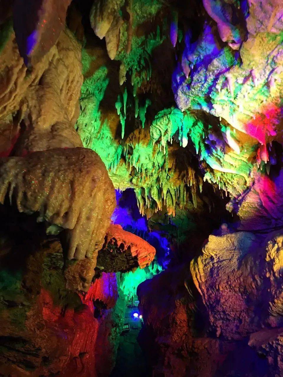 【特惠69元】临沂彩虹谷 地下画廊 彩虹小镇一日游_表演_项目_景区