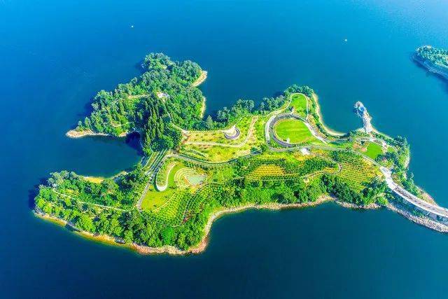 千岛湖的岛屿形状千奇百怪,其中一座鹿形岛屿被称为鹿岛.