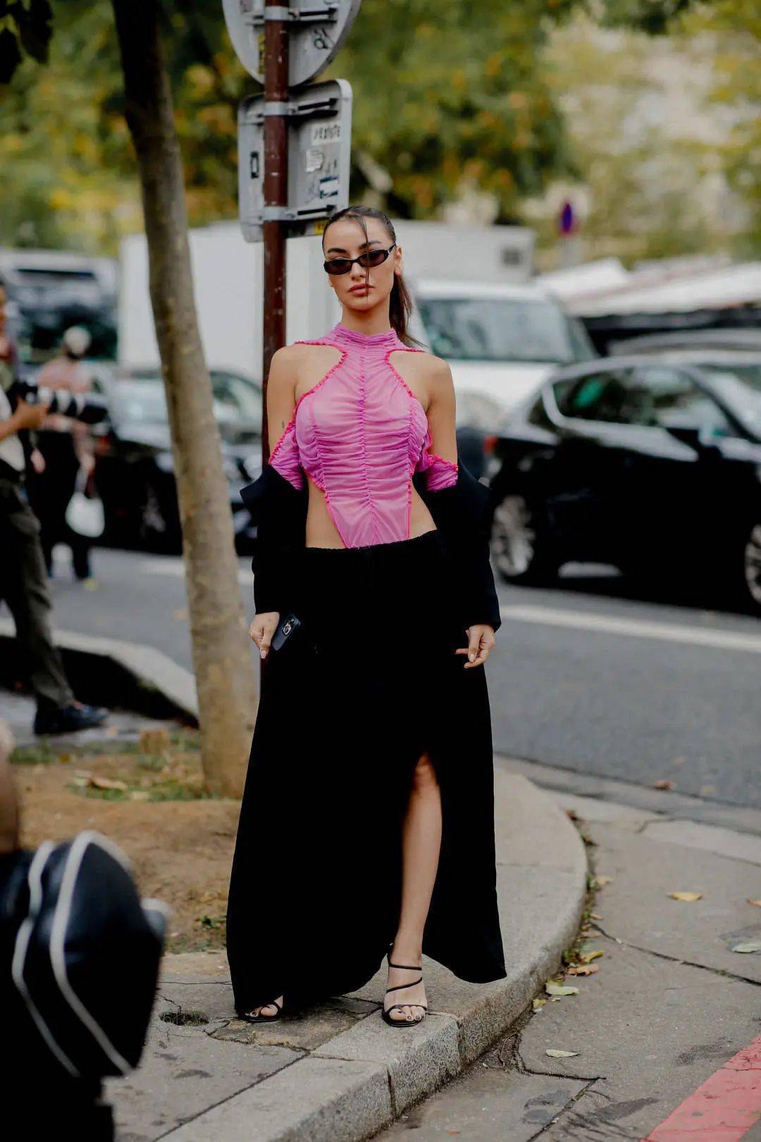 娜扎"丁字裤"穿搭引争议!时尚主打一个该露的露_网友_内裤_牛仔裤