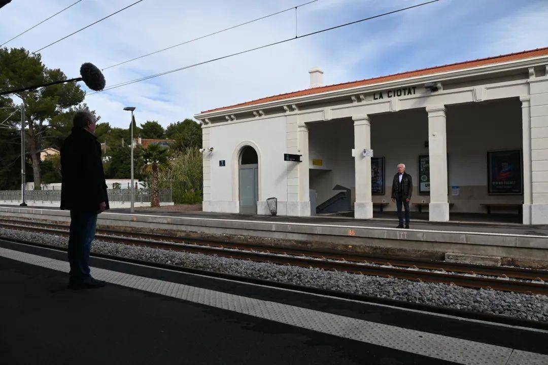 1895年,在距离戛纳不到2小时车程的拉西约塔小镇的火车站,卢米埃尔