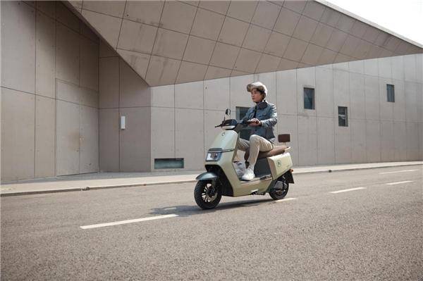 央视探厂揭秘爱玛电动车智造,爱玛时光颜值惊艳令人怦然心动_搜狐汽车