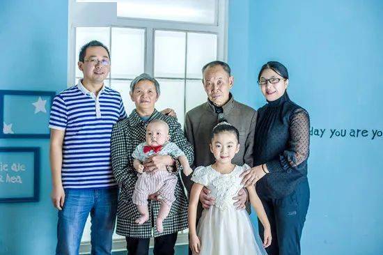 黔江区王宏伟家庭有这样一个平凡而幸福的家庭,他们全家人遵纪守法,互