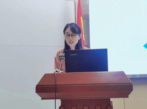 福州教育研究院教研员陈悦老师在评课中指出,钟俏丽老师的课"精确,精