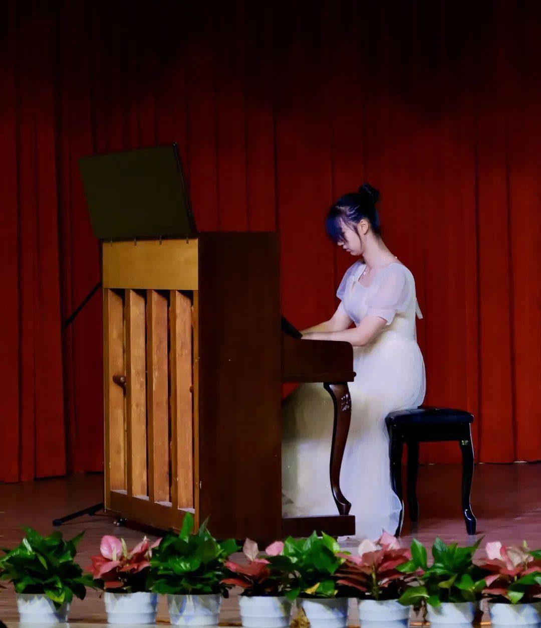 唱响青春旋律 绽放青春年华 ——记"最美人间四月天"