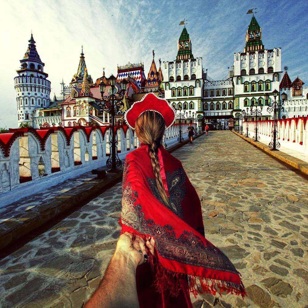 在旅行中,她背对镜头拉着他的手,而他继续拍照,于是诞生了这组经典的