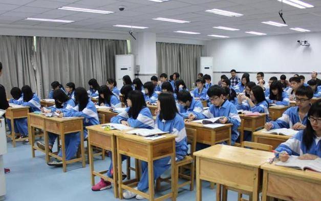 高颜值女大学生晒运动照：苗条白皙甜美可爱泛亚电竞(图4)