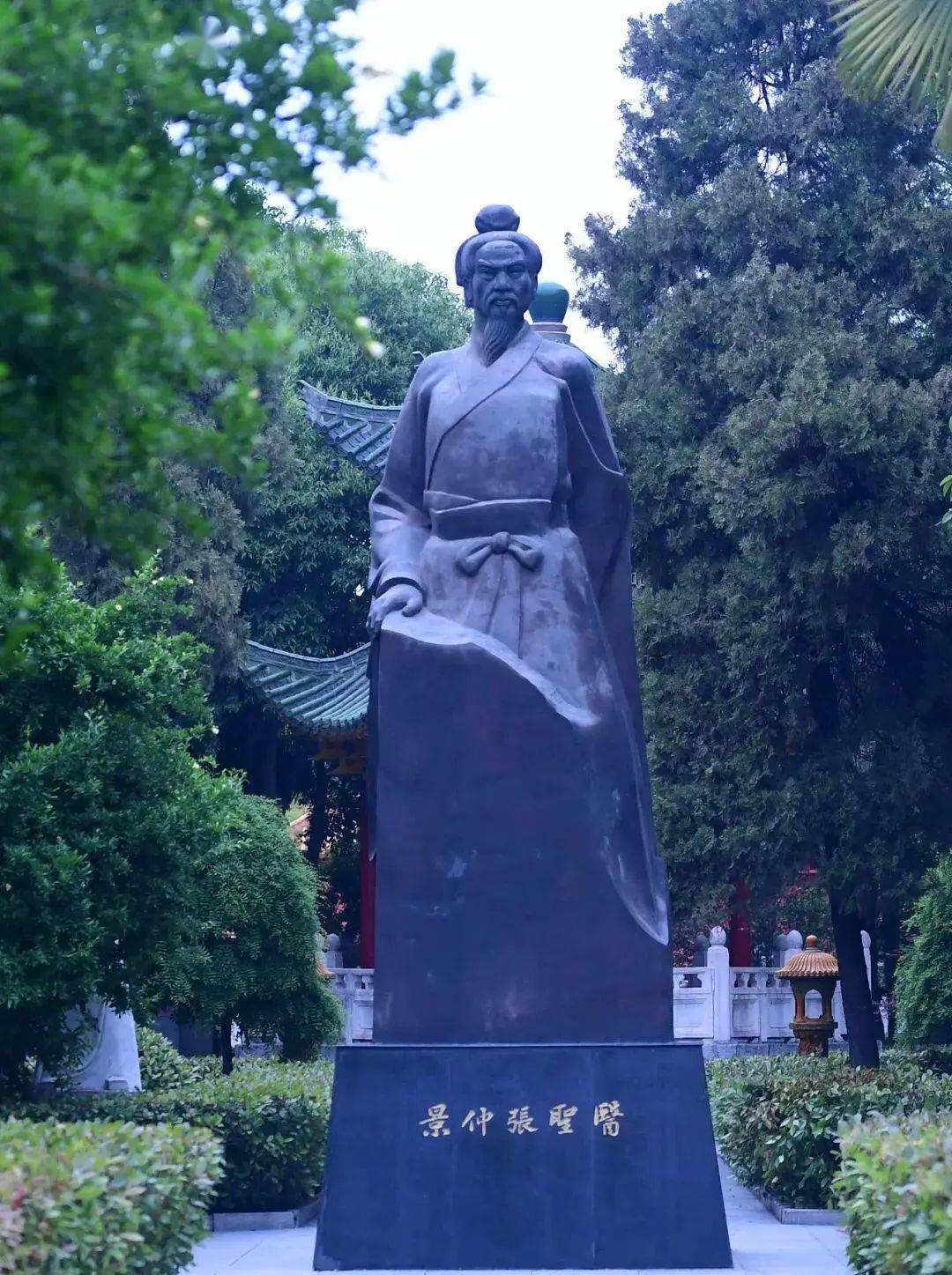 名機,字仲景,東漢南陽涅陽縣(今河南省鄧州市穰東鎮張寨村)人,是東漢