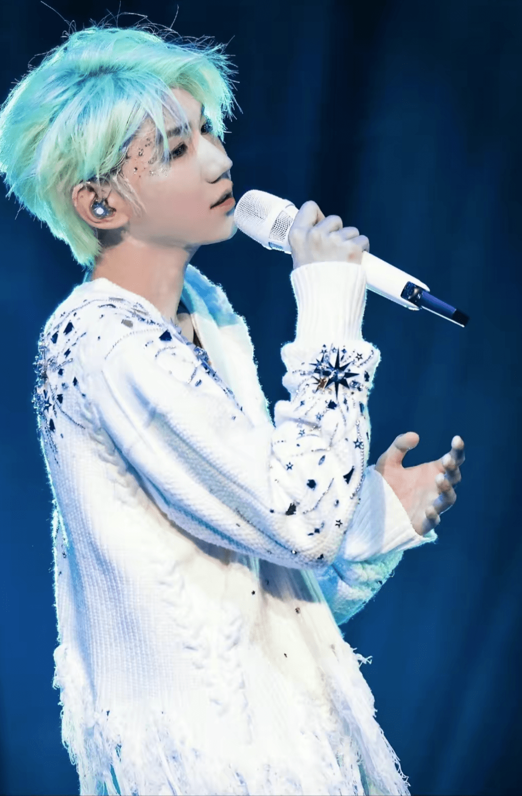 可爱小源上线,谐音梗发微博,还跟大家解释定位_王源和_演唱会_广州