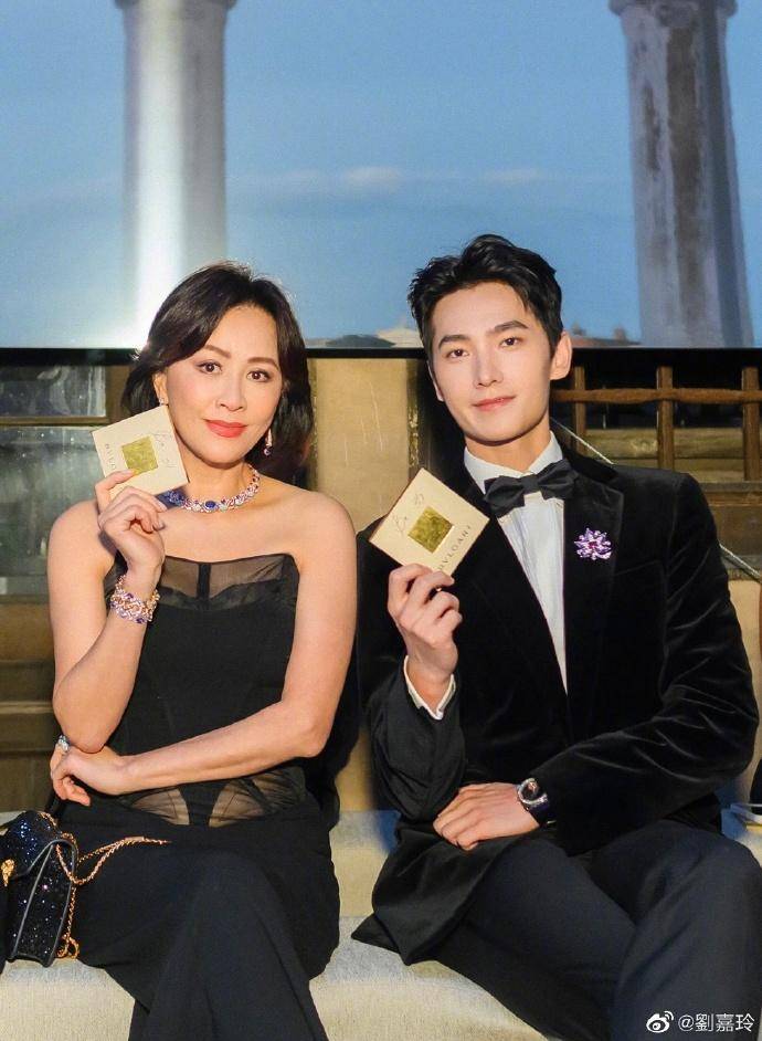 组图:刘嘉玲穿黑色抹胸裙高贵优雅 与杨洋同框合影似豪门姐弟_活动