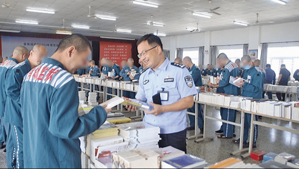 省南湖监狱"大墙书市"上,民警向罪犯推荐书籍,鼓励他们多读书这些例子