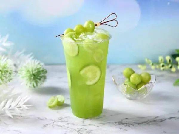 颜值和口感全部在线的草莓雪山冰,杨枝甘露雪山冰,青提柠檬茶,芭乐