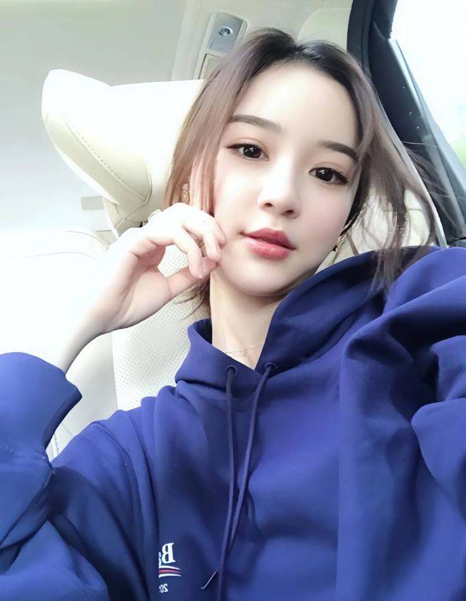 雪梨原名叫朱宸慧,1990年出生,受父母从商影响,大一的时候发现了商机