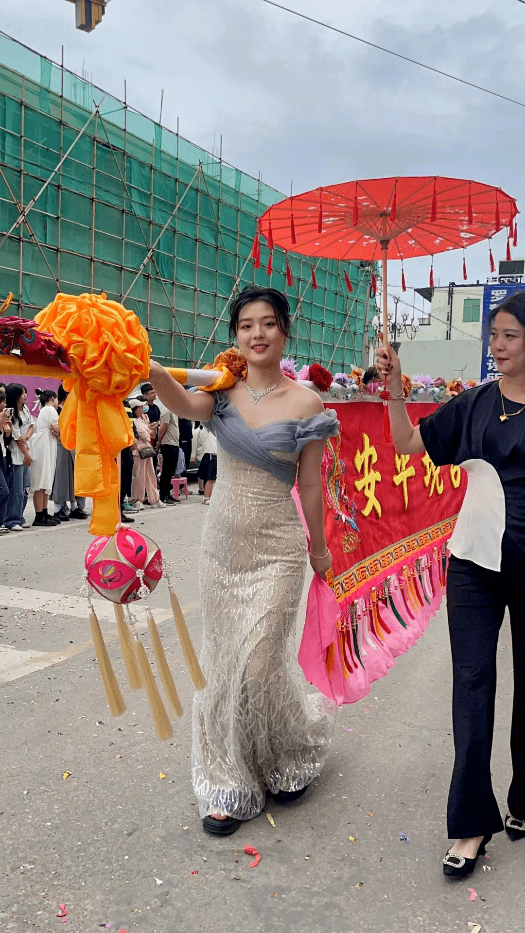 潮汕被这群扛大旗的靓女刷屏了._潮普_康泰_图片