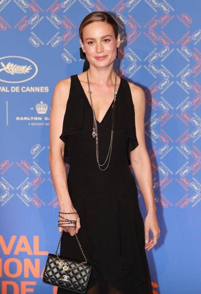 布丽·拉尔森出席第76届戛纳电影节开幕红毯