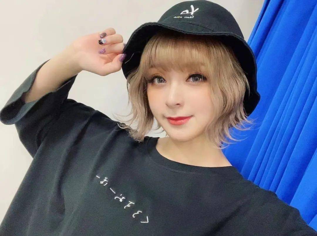 美依礼芽 本名水桥舞台上御姐台下甜妹的反差萌0290什么叫人美歌赞