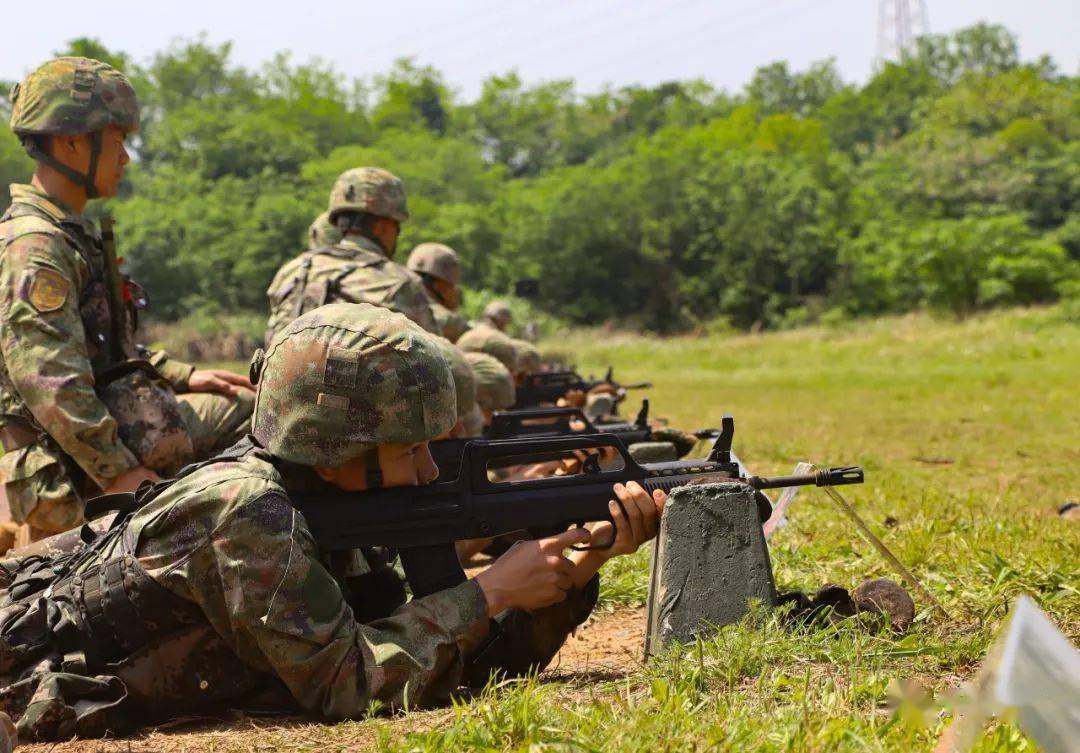新兵连首次实弹射击,12人打出满环!_班长_训练_成绩
